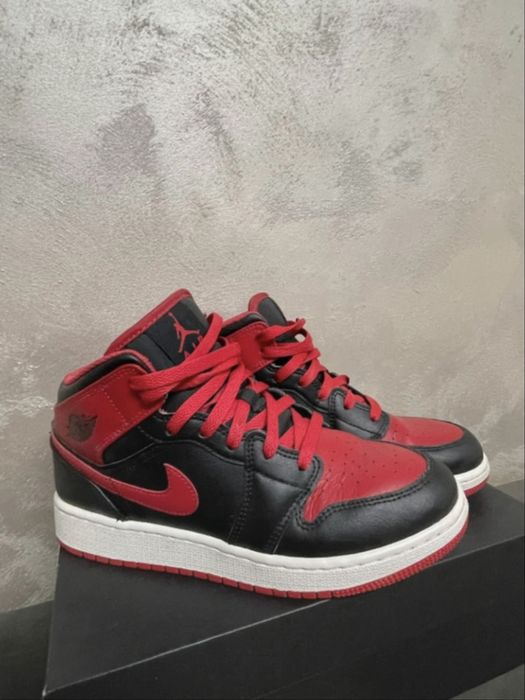 Jordan 1 Mid rosu cu negru
