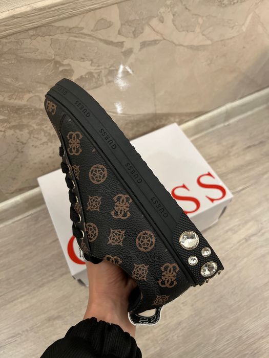 Оригинални сникърси Guess