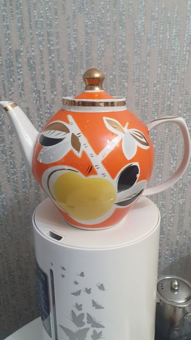 Продам фарфоровый чайник"Яблоко"