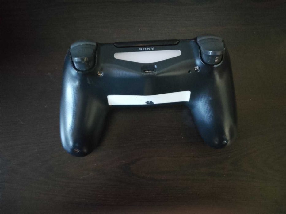 Playstation 4 pro със два джойстика.