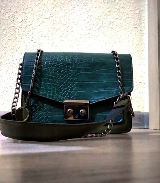 (Зелёная сумка с тиснением под крокодила и цепочкой):

Описание:
Стиль