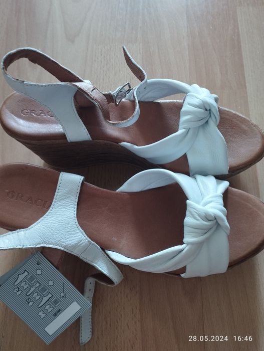 Дамски обувки ( български)