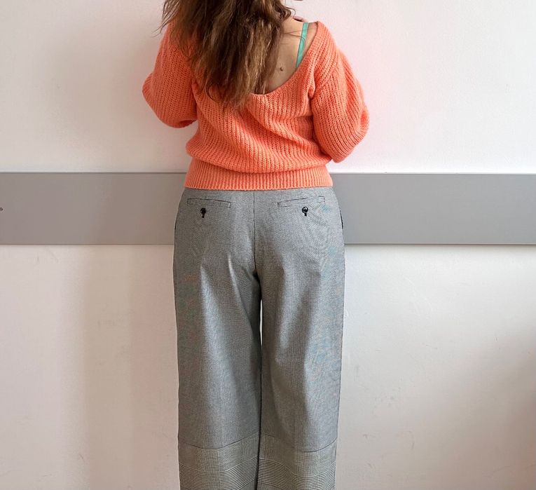 Блуза в прасковен корал и панталон Club Monaco със широки крачоли