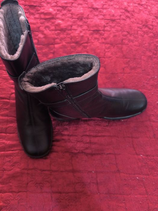 Продам новые кожаные сапожки