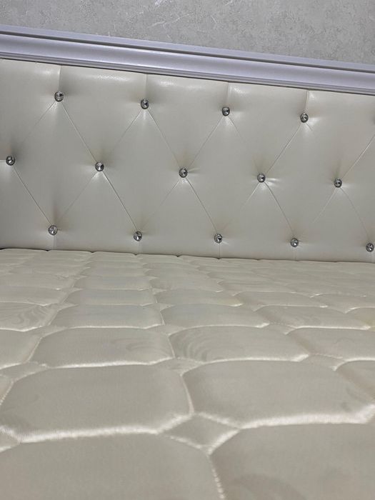 Двухспальная кровать с матрасом