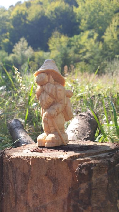 Sculpturi de lemn figurine diverse pitici lemn lucrate manual. Cadou