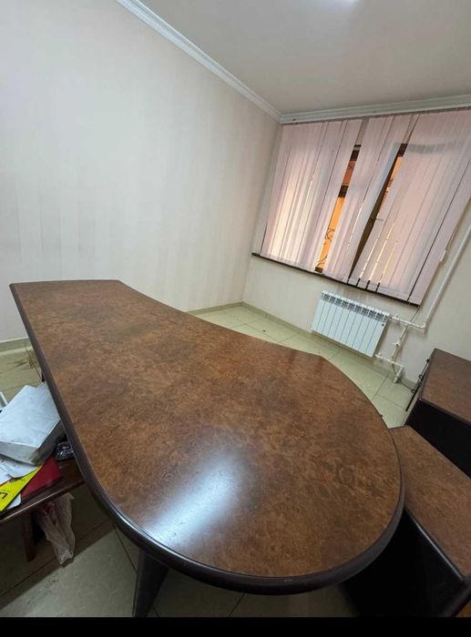 Продается  недорого итальянская офисная мебель .