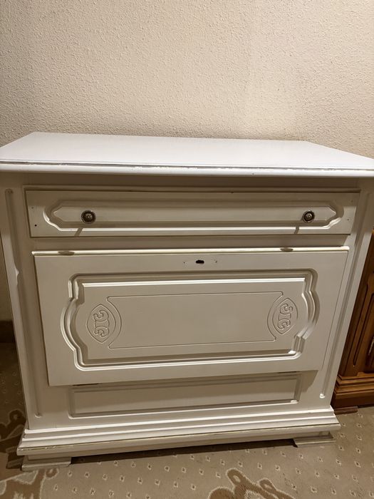 Vand mobilier din lemn