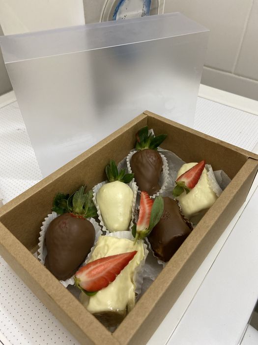 В наличии есть клубника в шоколады