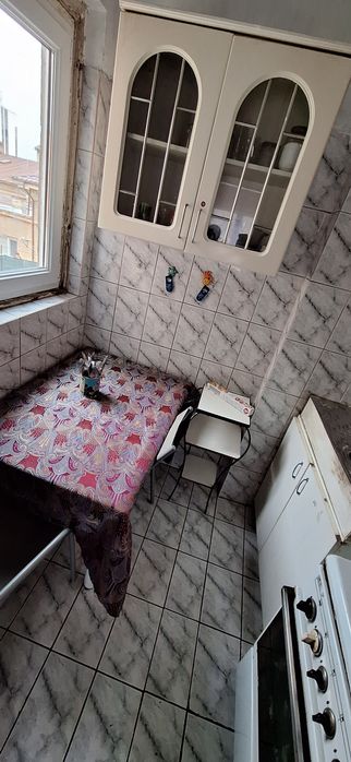 Închiriez apartament la etaj într-o casă  cu P+1