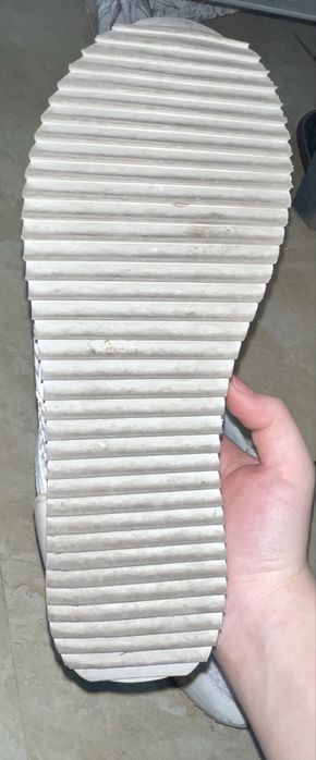 Продаются кроссовки женские