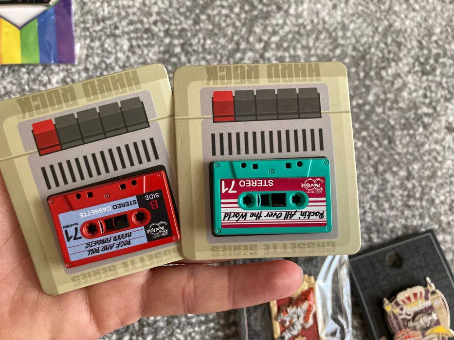 Insigne Hard Rock Cafe diverse si Freddie Mercury