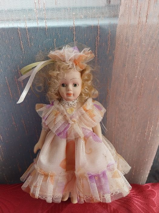 Păpușă din porțelan de colecție.