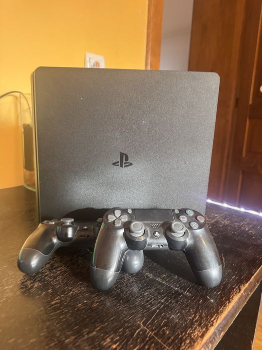 PlayStation 4 stare buna fara cabluri + 2 manete
