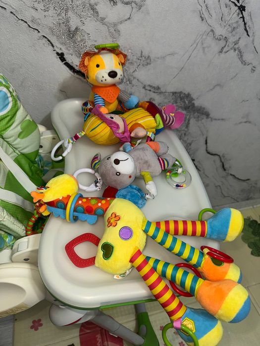 Игрушки на коляску кроватку