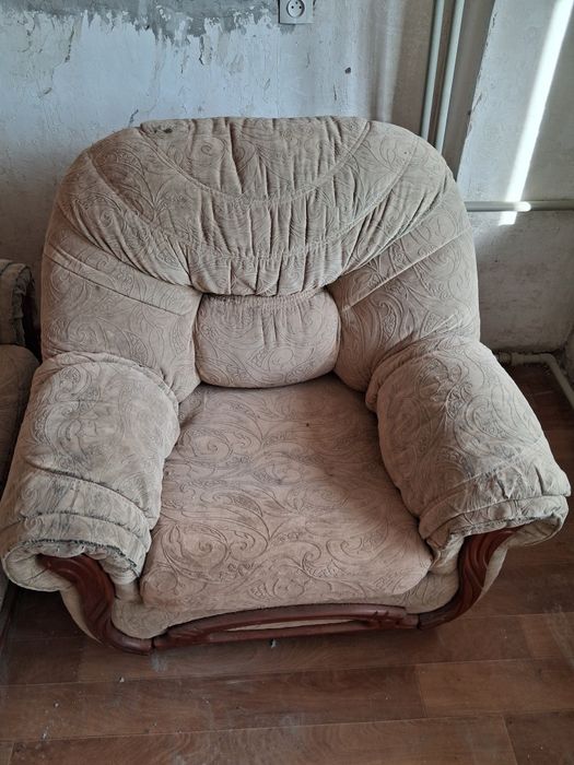 Диван и кресло бежевое