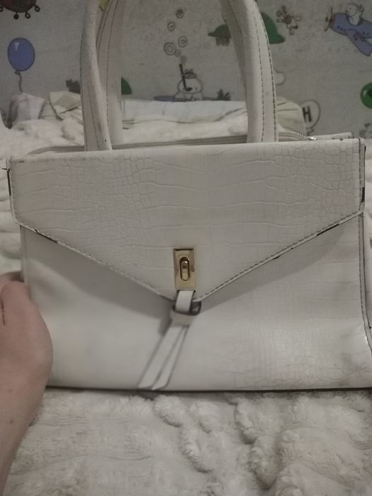 Продаю красивую белую женскую сумку в отличном состоянии