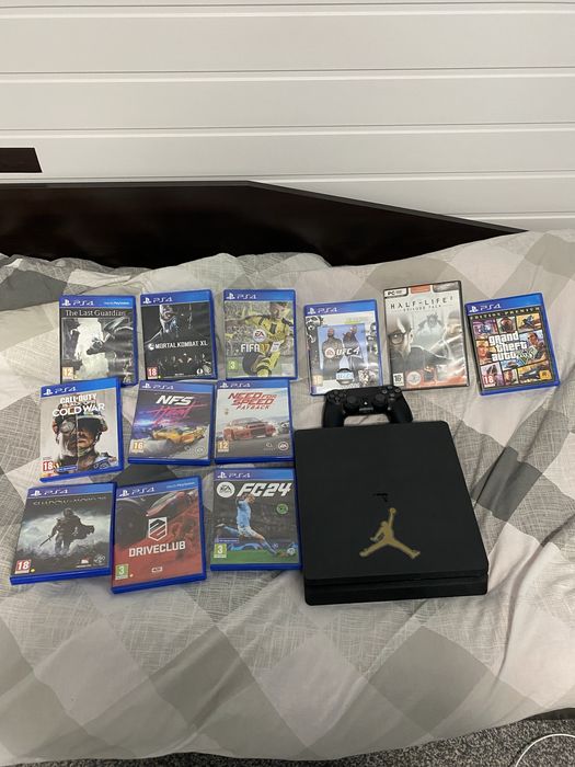 Продавам ps4 с 12 игри и контролер