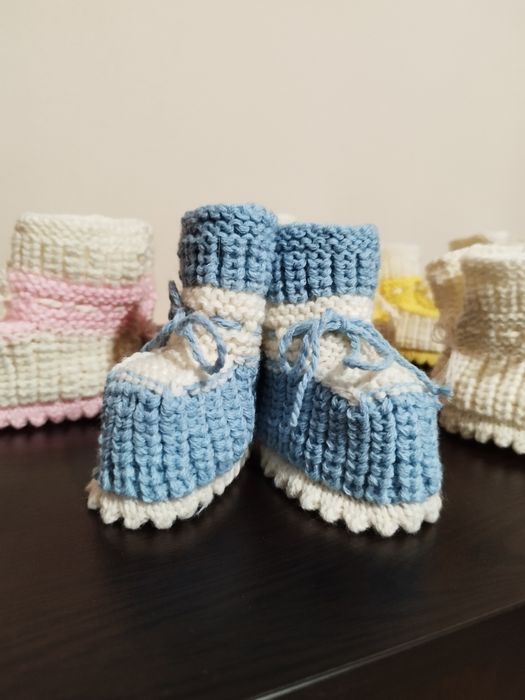 Ръчно плетени бебешки терлички и жилетки