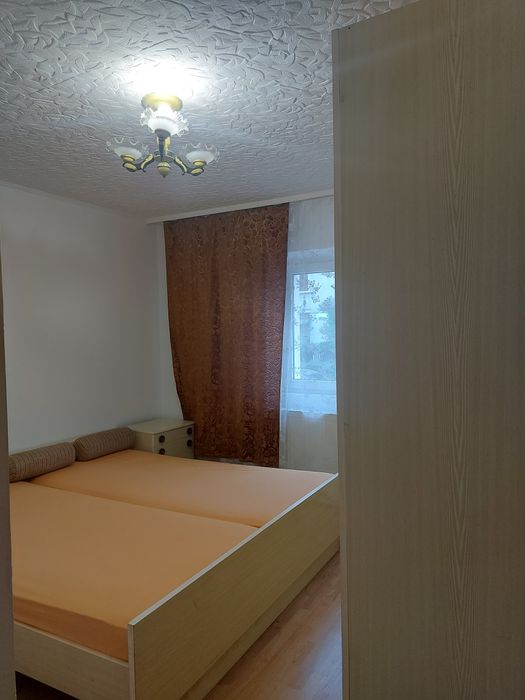 Închiriez apartament cu 2 camere