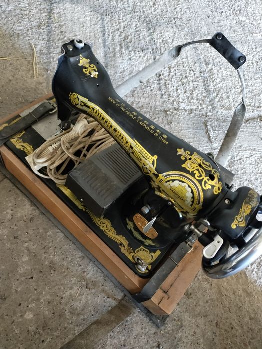 Продам старую швейную машинку