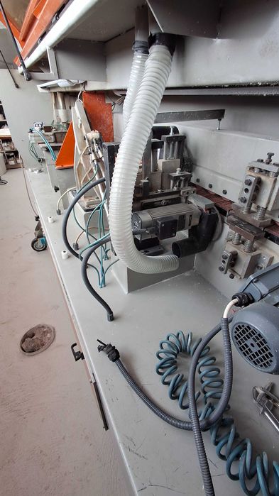 Продавам кантираща машина и разкройващ циркуляр