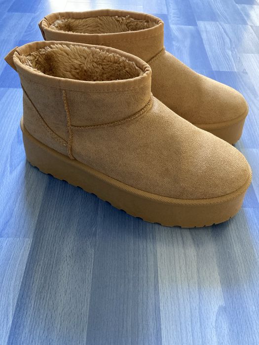 Бежови ботуши.