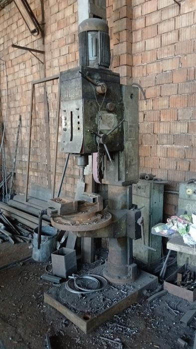 Masina de găurit verticală