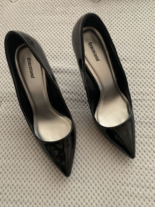 Черни лачени обувки с висок ток