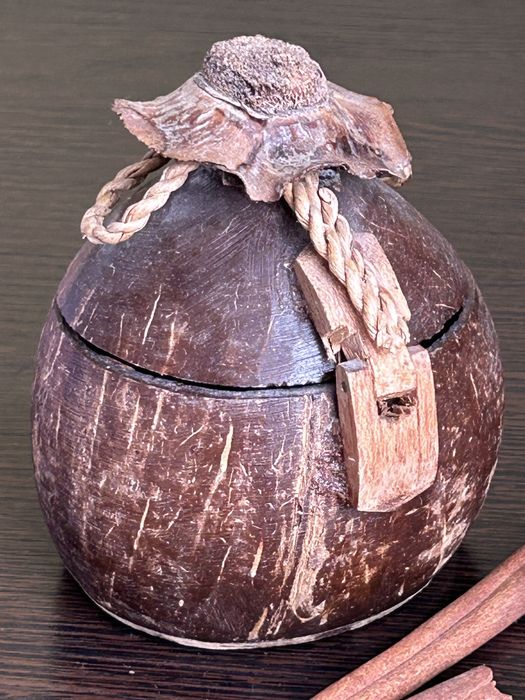 Стильная шкатулка из натурального кокоса