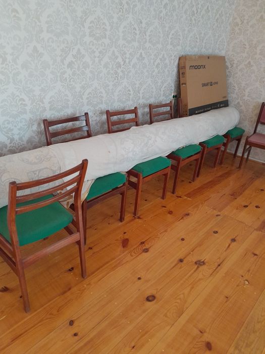 Стуля мякгые деревяние в хорошем состояние.