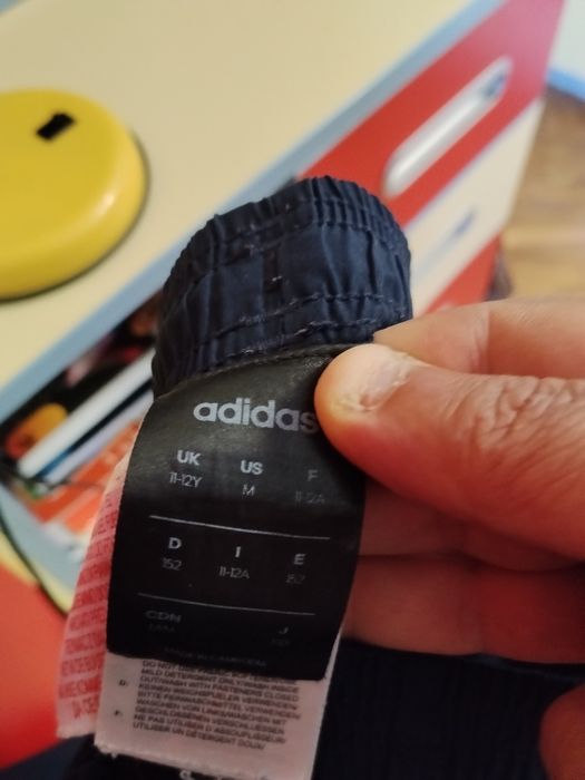 Продавам детски екип Adidas