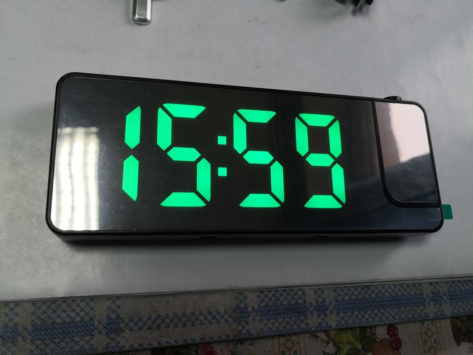 Ceas digital de birou cu proiectie pe tavan