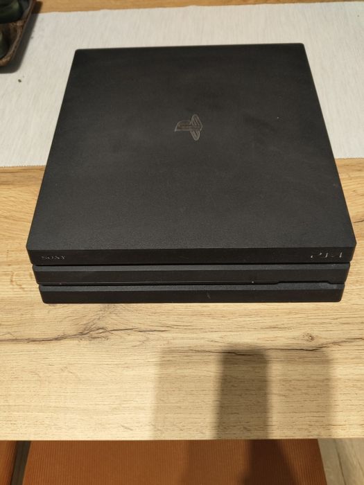 PS4 Pro + два контролера+ зарядна станция + 2 игри