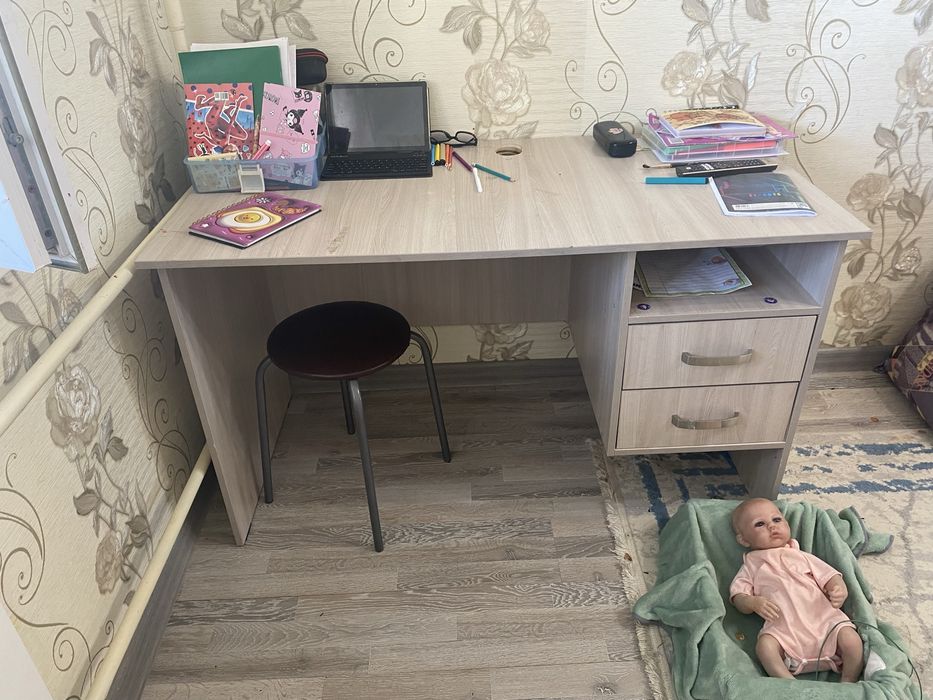 Отдам стол и шкаф за 10.000