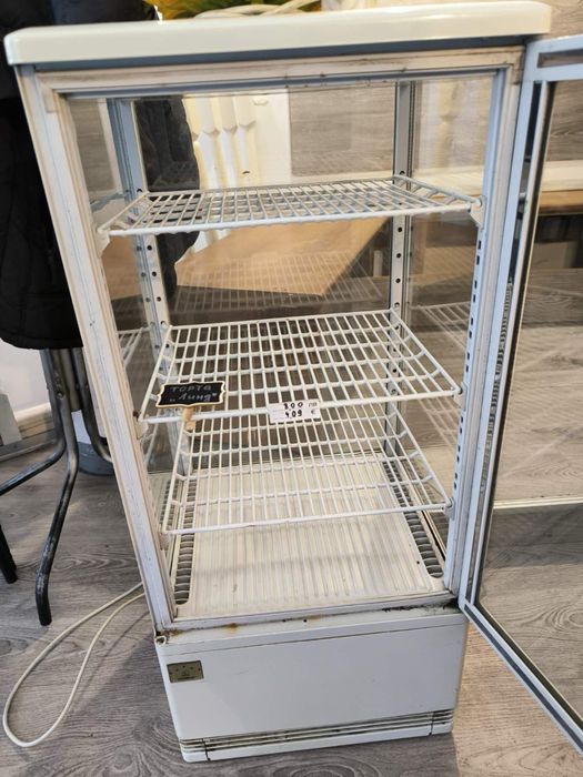 Вертикална витрина за десрти!