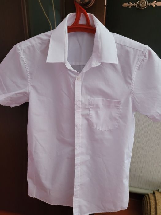 Продаю белые школьные рубашки