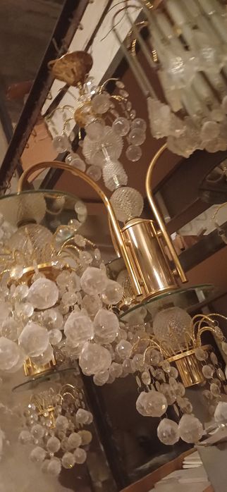 Хар хил турдаги люстралар сотилади, сифати ишлаш жараёни кафолатнади.