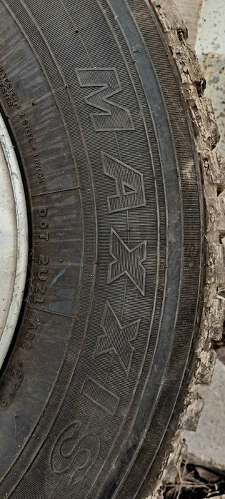 Шипованная резина с дисками 235/75_15