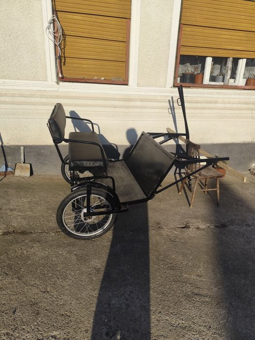 Șaretă nouă pentru ponei cu tapițerie din piele și rude reglabile .