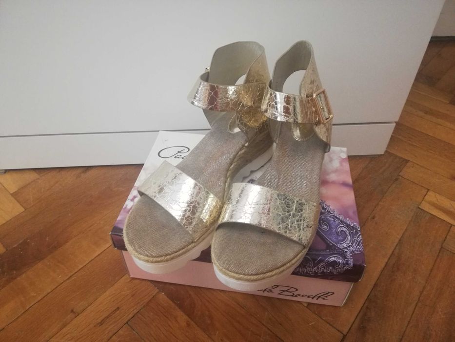 Златни дамски сандали