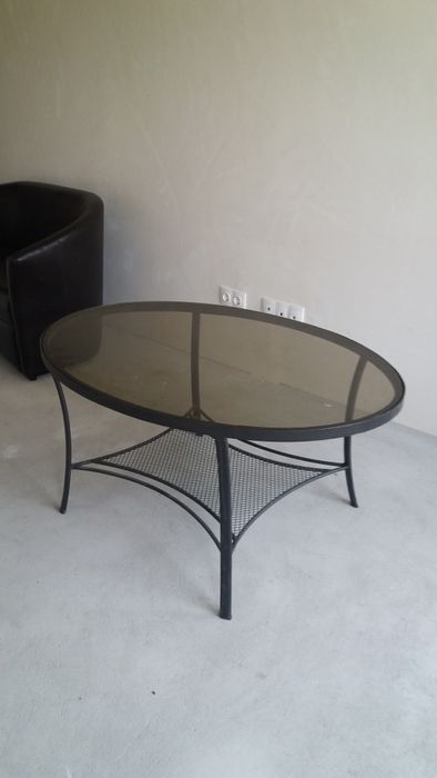 Продавам овални маси 2 бр.