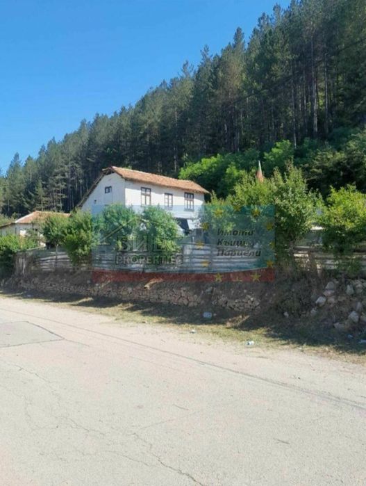 Къща в гр. Трън - 75 м², двор - 2700 м²