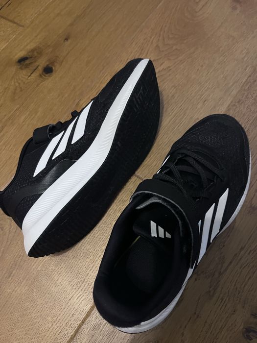 Adidasi negri marime 35