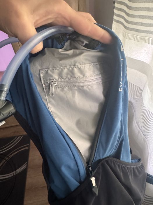 REZERVAT-Vesta alergare evadict/ kiprun 10 L + flask 1 l nou