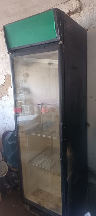 Продам витринный холодильник