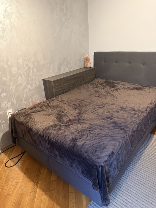 Спалня  с двоен матрак и топер.