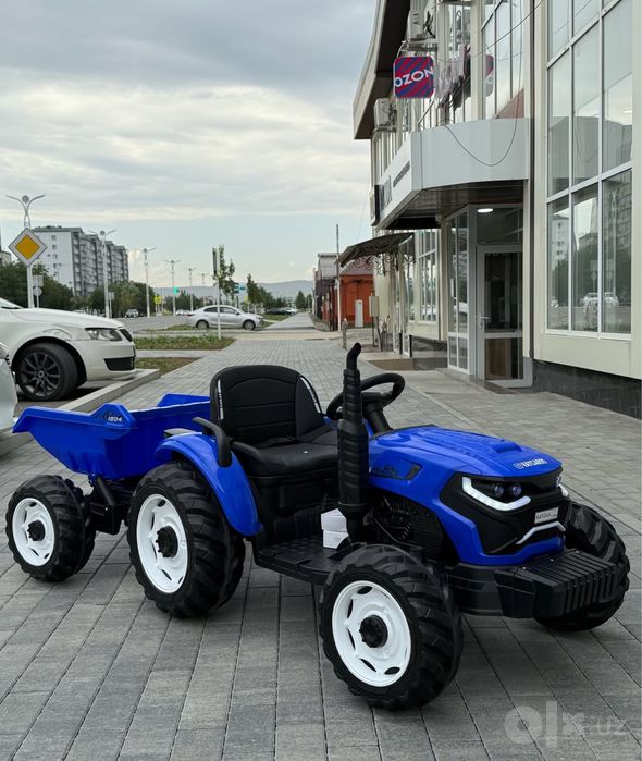 Siniy traktor prisepli pultli bolalar mashinasi elektromobil elektroka