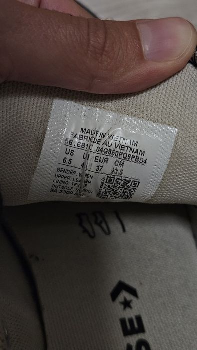 Подарявам носени обувки Converse