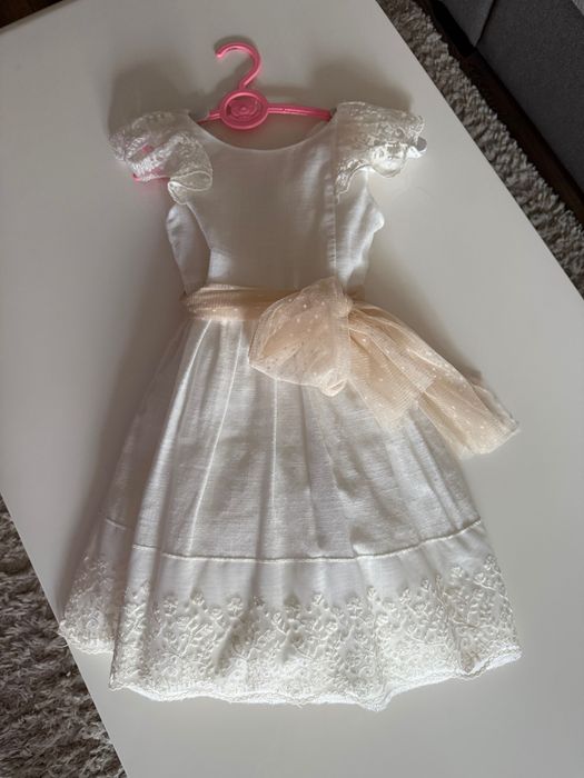 Бяла рокля за повод